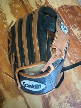 Franklin 9.5 Youth Baseball T-Ball Glove RH Throw Hand Formed Pocket Black Brown